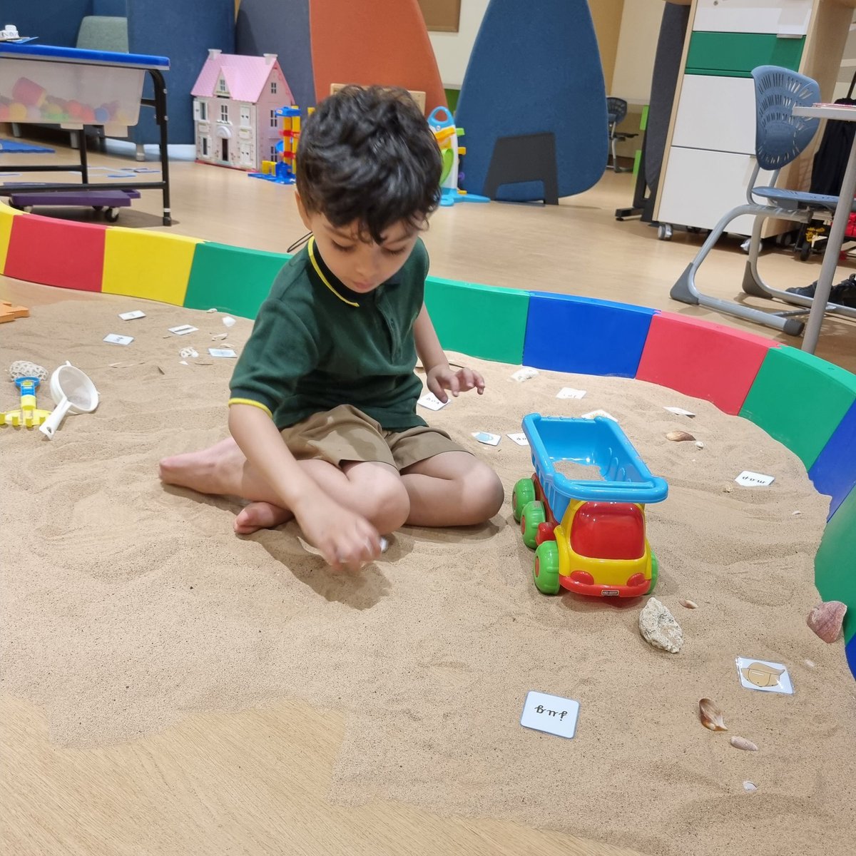 ArborDubai's tweet photo. Our inclusion team have brought the beach inside this week β± for additional sensory engagement. We buried our CVC words in the sand and children were delighted to be able to hunt for them before sounded out the words.
#inclusion #ArborInclusion @ArborInclusion https://t.co/yc9ZYoilwy