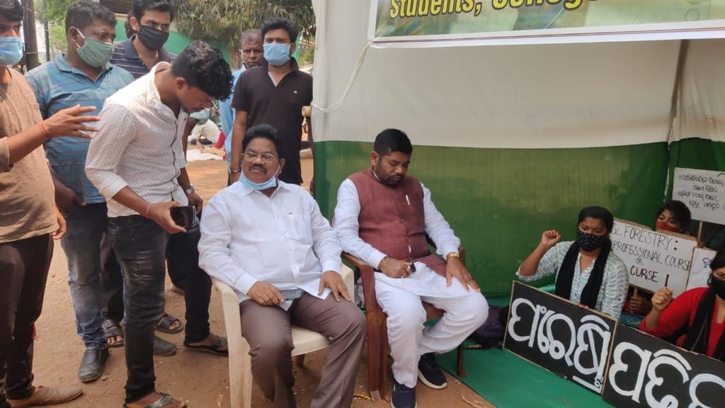 SnehaMundary's tweet photo. Need more helping hands!!
Plzz Support us 🙏
#BSc_Forestry_Sole_Eligibility_for_Odisha_State_Forest_Services
@Naveen_Odisha @CMO_Odisha @BKArukha @dr_arunsahoo @SecyChief @MoSarkar5T @PrakashJavdekar @sandeepifs @ForestDeptt @pccfodisha @ifs_odisha @AprajitaSarangi https://t.co/HGFGXfDJhf