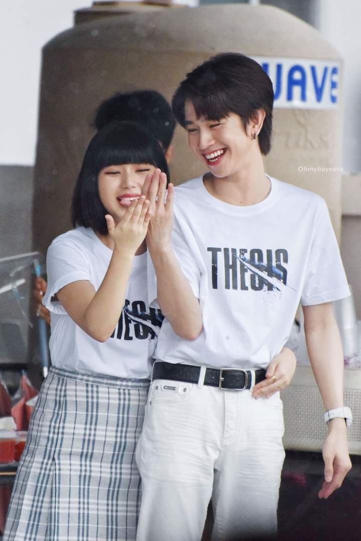 lovvefluke's tweet photo. พลอยดูจิ๋วข้างฟลุ๊ค🥰btw congratulations to your new movie, I'm looking forward to it ❤️ can't wait to see my favorite duo acting together again 😭❤️ #THESISmoviexFluke ©📸
#เจ้าแก้มก้อน #ploysornarin https://t.co/qHqklRUVZ7