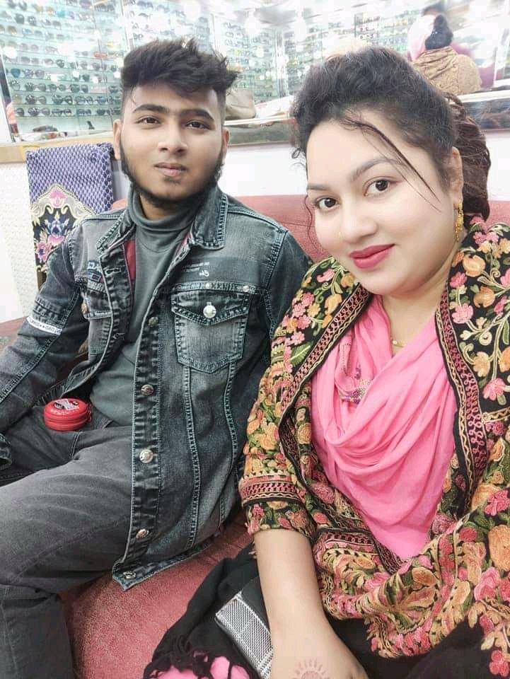 এলেকার ছোট ভাইয়ের সাথে।
