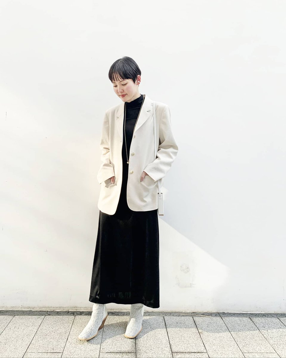 Gina__official's tweet photo. そろそろ冬アウターは終わりかなぁ……そんなこの時期の羽織りとして欠かせないのがジャケット✋合わせる洋服を選ばないので、一枚持ってると重宝します。 
発売中 #GinaSpring ではオシャレな方々の着こなしをSNAP📸 春前の今こそ買いのタイミングです💡まずはこんな使いやすいベージュが狙い目✔️ https://t.co/cVgqdnXAGD