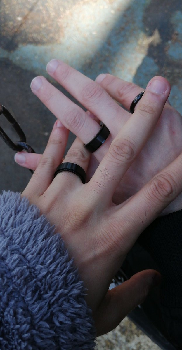 RafikCardiGaga's tweet photo. So i kept singing "If ain't no ring on my finger YOU AIN'T GOING ON MY GRAM" around my bf and this happened 😭 https://t.co/P2Ou8YrPAO