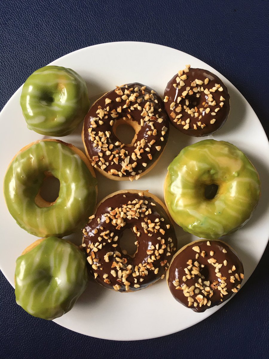 veronica_vania's tweet photo. Donuts : green tea &amp; choco hazelnuts 🍩🍵 #food #foodies #foodblogger #foodporn #foddlover #baking #sweet #yummy #nomnom #delicious #tasty https://t.co/NvxGF3ekMS