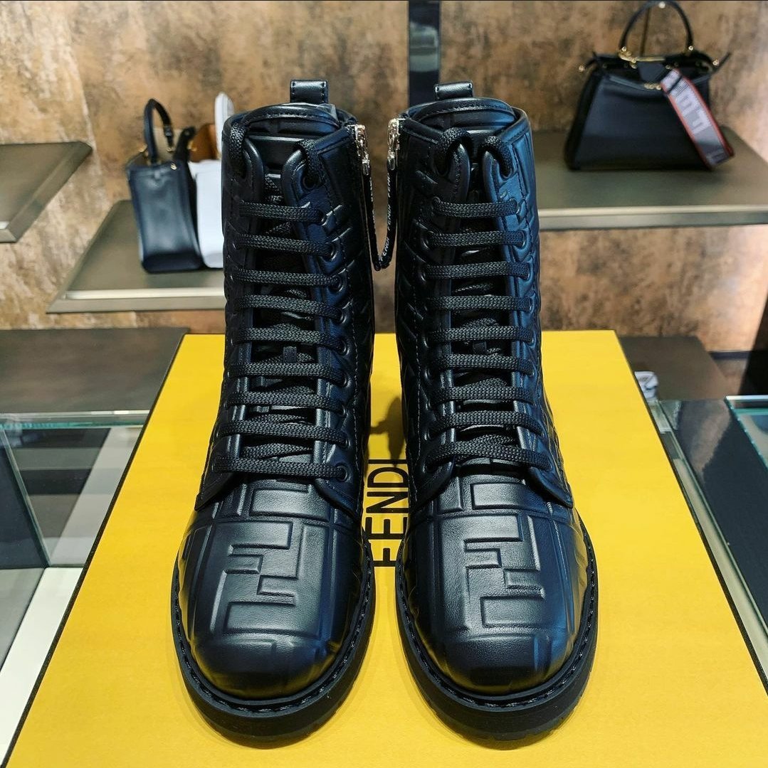 uk2ng1's tweet photo. •Biker Boots
•Fendi
•£950 https://t.co/3YyqwpWPMx
