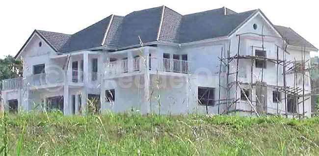 PyeparFaisal's tweet photo. The house Pastor Bujingo built for his new lover 

VS 

his church 😂 https://t.co/sIlG5vwFQ1