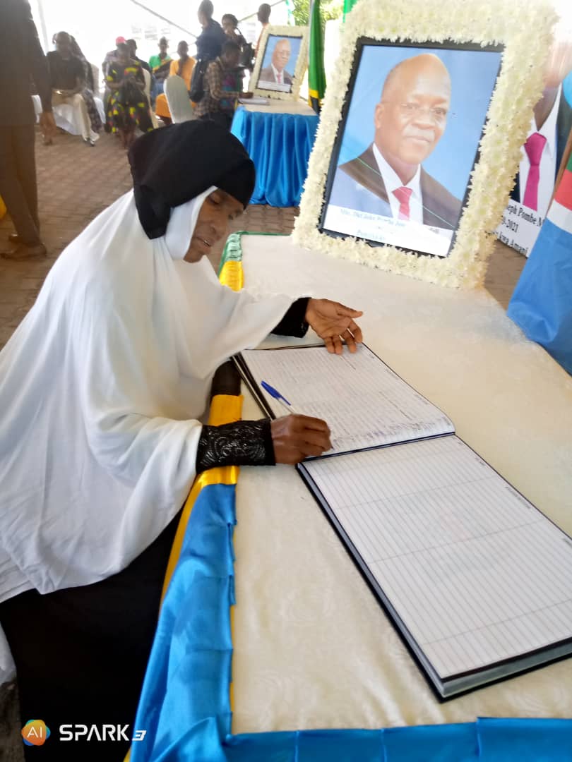 TanzaniaWomen's tweet photo. Bi. Amina Mpore ni miongoni mwa wanachama wa Tanzania Women Chamber of Commerce waliojitokeza kusaini Kitabu cha Maombolezo ya Msiba wa Hayati Rais Dkt John Joseph Pombe Magufuli Jijini Dodoma.
R.I.P JPM R.I.P Mzalendo R.I.P Chuma
#twcc #ripmagfuli #tanzania #tutavukasalama https://t.co/DaCXiATamp