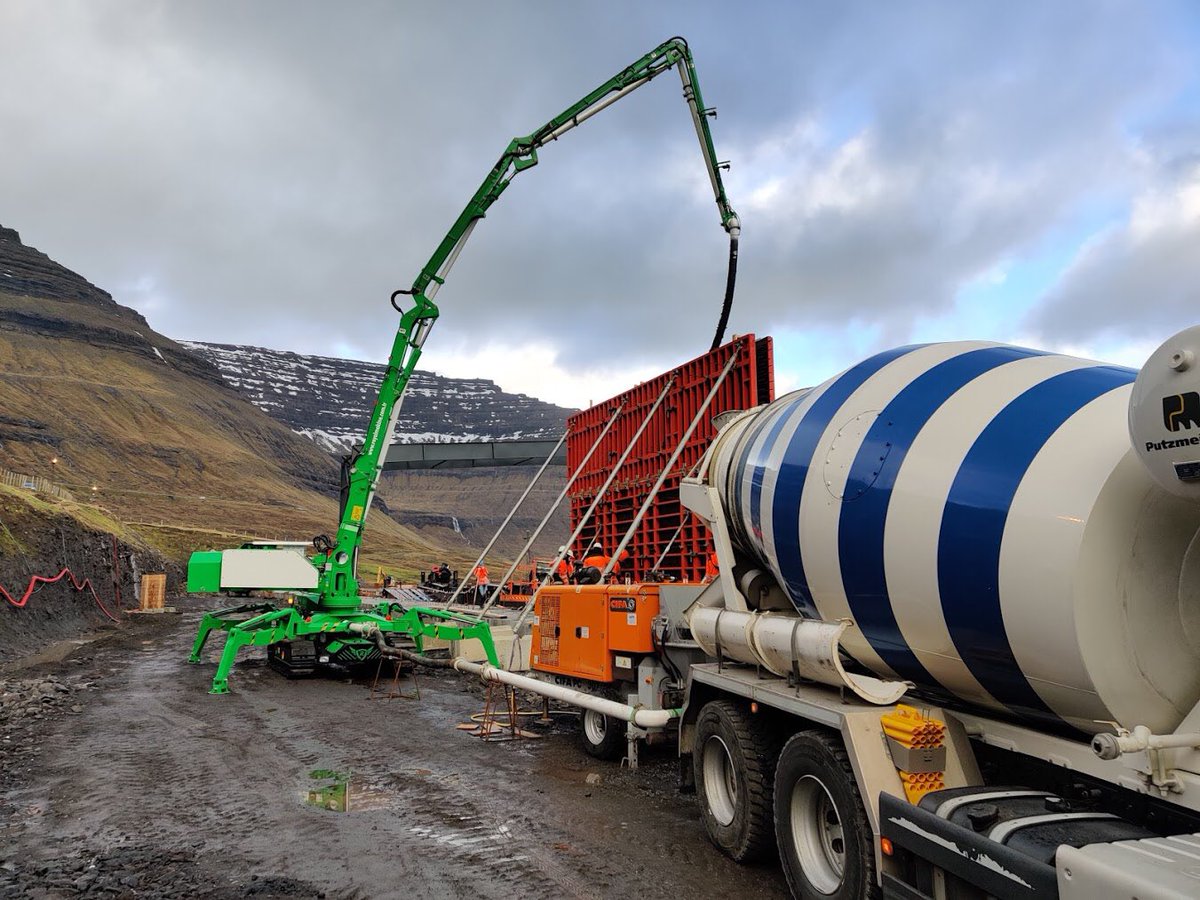 ROYALMAKINE's tweet photo. Hello to a new day on the Faroe Islands π #royalmac #hcs18 #royalmakine #concrete #concretepump #placingboom #concreteplacingboom #turkey #faroeislands #beton #hormigon #construction #betonpumpe #constructionequipment #crawler #spiderboom #crawlerplacingboom #royalhcs18 https://t.co/PzZtePOU8I