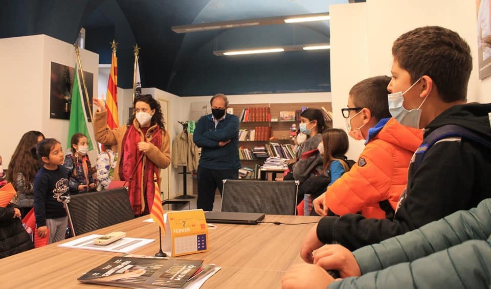 delgovalguer's tweet photo. Dissabte hem tingut amb nosaltres els minyons i minyones de l'Escola d'Anèmone que realitzen el laboratori artístic en català de l'Alguer, acompanyats de la docent del projecte Clàudia Soggiu han visitat la seu de la Generalitat a l'Alguer 👇

https://t.co/MPE3YEStxs https://t.co/utIJyS8NDp