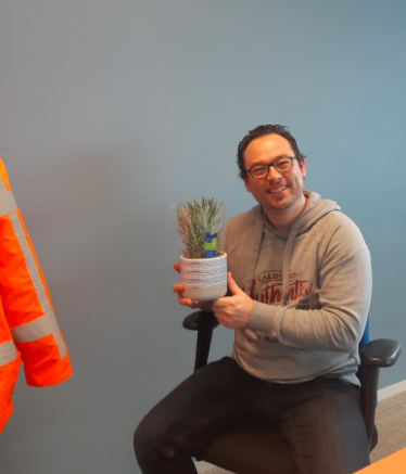 stadsruimte's tweet photo. De 2e aflevering van onze podcast luister je via Spotify met https://t.co/swQdDkAsTM of op je laptop via https://t.co/uXZEuelsRY. Je hoort onze collega @JasperJdkoning over spoedgevallen tijdens piketdienst. Hier zie je hem met de enige echte planten-pot-cast! #036stadsruimte https://t.co/fag0oSorfA