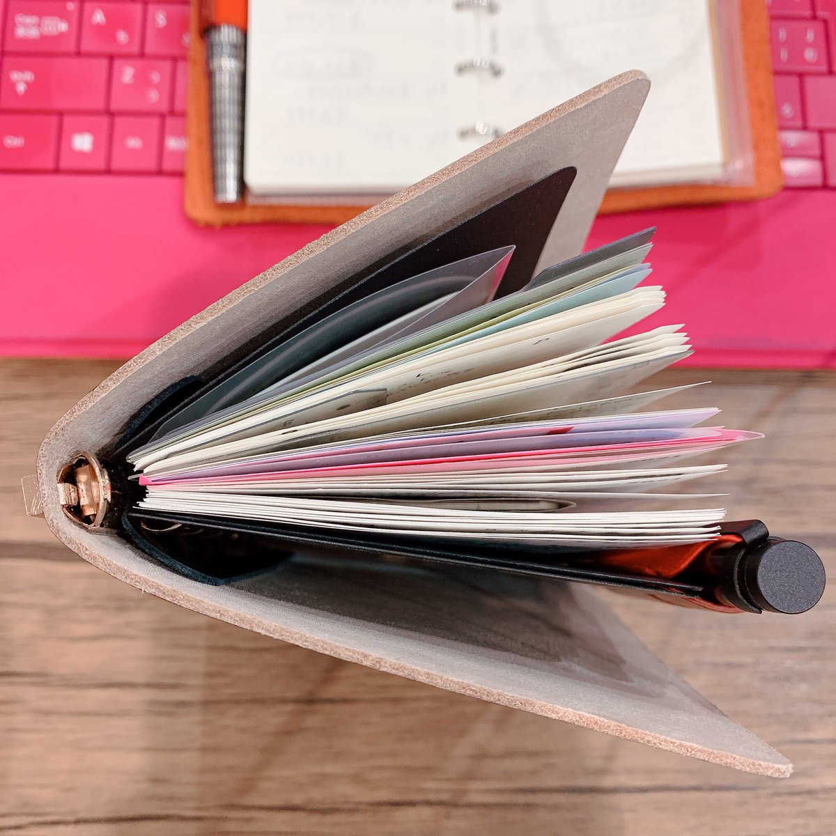 しいえ Plotterのミニ6 をbujoにしたとき お試しだから最初は3枚しかリフィル入れてなかった けどそこからどんどん必要なリフィルを1枚ずつ足していくと結構いっぱいになってきた 薄いのに情報量が多い だんだん本来の システム手帳の使い方に近付いきた気