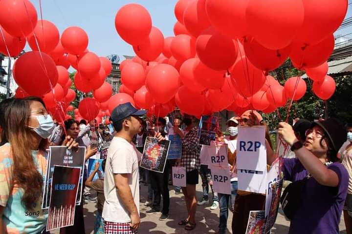 B851997's tweet photo. Launching air balloon protest in Hlaing, Yangon; wrote the letter about unanimously support R2P, UN and condemn violence of terrorists JUNTA.

STRENGTH OF UNITY 
#WhatsHappeningInMyanmar  #Mar22Coup https://t.co/gatpKp7oeA