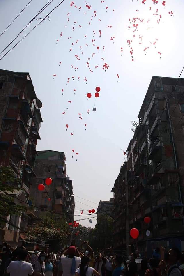 B851997's tweet photo. Launching air balloon protest in Hlaing, Yangon; wrote the letter about unanimously support R2P, UN and condemn violence of terrorists JUNTA.

STRENGTH OF UNITY 
#WhatsHappeningInMyanmar  #Mar22Coup https://t.co/gatpKp7oeA