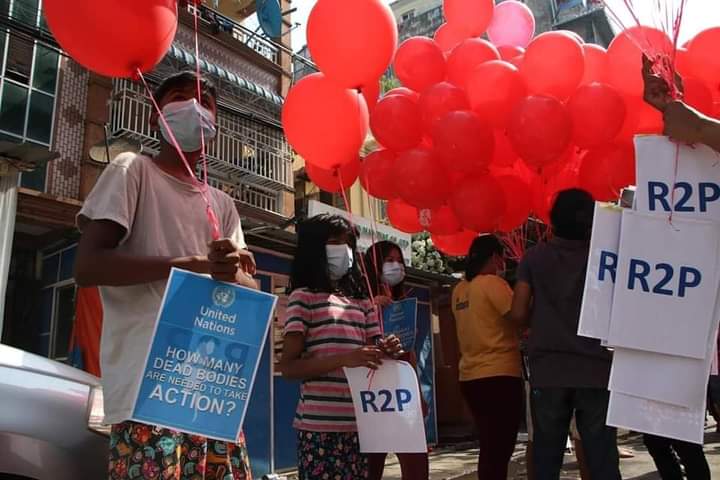 B851997's tweet photo. Launching air balloon protest in Hlaing, Yangon; wrote the letter about unanimously support R2P, UN and condemn violence of terrorists JUNTA.

STRENGTH OF UNITY 
#WhatsHappeningInMyanmar  #Mar22Coup https://t.co/gatpKp7oeA