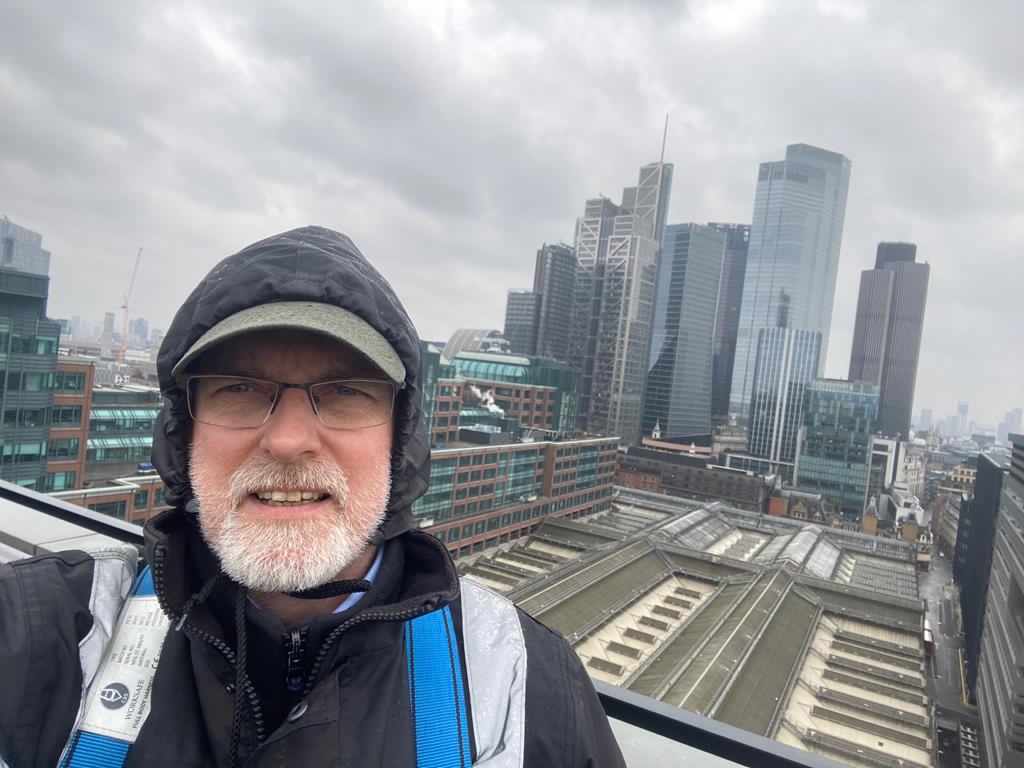 The glamorous life of an #SVMA lift consultant!
Andy is carrying out one of his bi-annual BMU inspections in the #CityofLondon which, according to him, only ever happen in a gale☂️