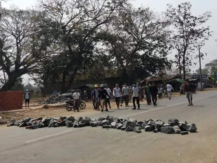 B851997's tweet photo. In cracking down of Nanmatee Tsp(Kachin state), 18 protestors ( 7 boys &amp; 11 girls) are abducted by terrorists. Civilians are calling for release in front of police station. 
STRENGTH OF UNITY

#WhatsHappeningInMyanmar
#Mar22Coup https://t.co/dBZZEEqXjd