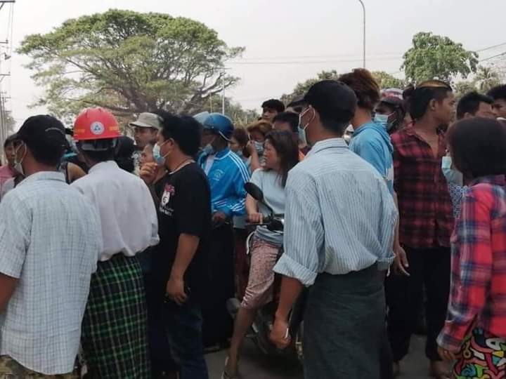 B851997's tweet photo. In cracking down of Nanmatee Tsp(Kachin state), 18 protestors ( 7 boys &amp; 11 girls) are abducted by terrorists. Civilians are calling for release in front of police station. 
STRENGTH OF UNITY

#WhatsHappeningInMyanmar
#Mar22Coup https://t.co/dBZZEEqXjd