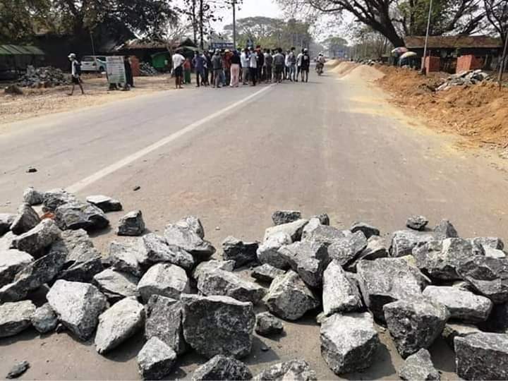 B851997's tweet photo. In cracking down of Nanmatee Tsp(Kachin state), 18 protestors ( 7 boys &amp; 11 girls) are abducted by terrorists. Civilians are calling for release in front of police station. 
STRENGTH OF UNITY

#WhatsHappeningInMyanmar
#Mar22Coup https://t.co/dBZZEEqXjd