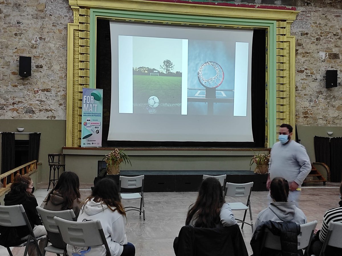 AjuntamentPLF's tweet photo. 📲Divendres passat va tenir lloc el taller 'Fem de detectius amb Stories d'Instagram', al Teatre de Palafolls
🔴Aquesta setmana seguim amb les activitats i xerrades de les jornades d'orientació educativa, continuem amb el #FormatPLF
➕https://t.co/dyB6H5GrY2 #VilaEducadora https://t.co/Y4yljAS1FM