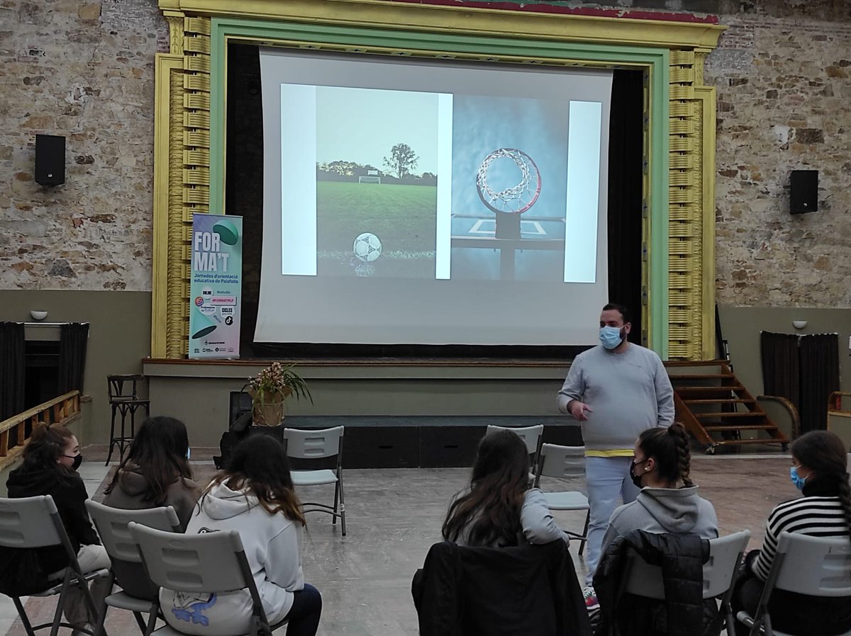 AjuntamentPLF's tweet photo. 📲Divendres passat va tenir lloc el taller 'Fem de detectius amb Stories d'Instagram', al Teatre de Palafolls
🔴Aquesta setmana seguim amb les activitats i xerrades de les jornades d'orientació educativa, continuem amb el #FormatPLF
➕https://t.co/dyB6H5GrY2 #VilaEducadora https://t.co/Y4yljAS1FM