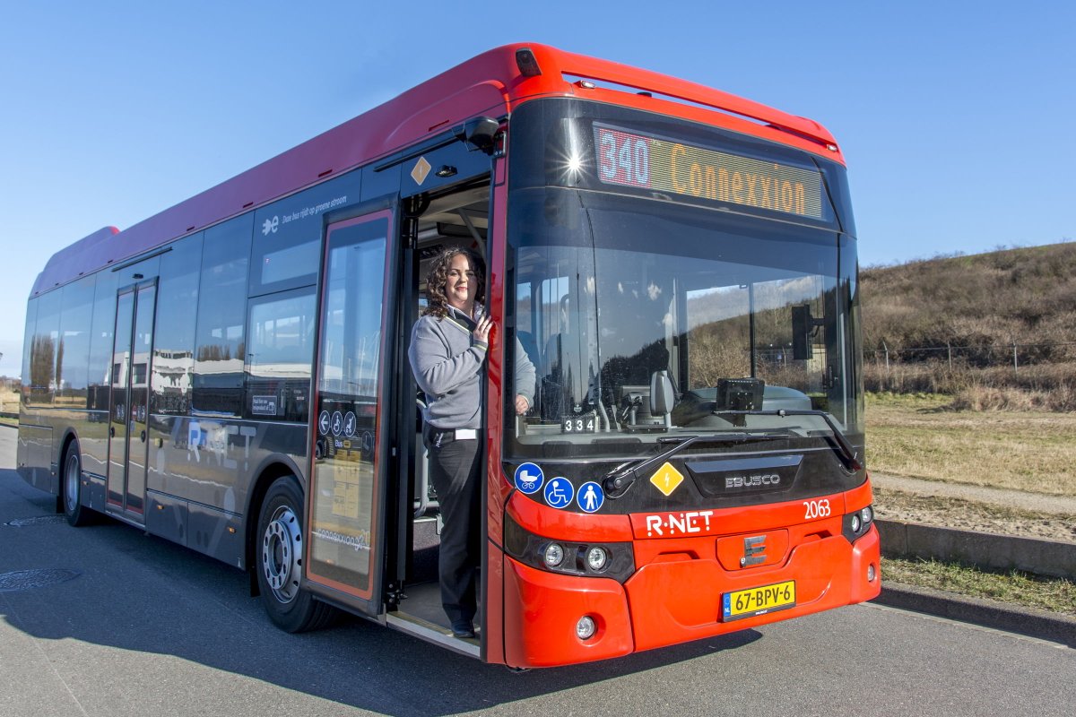 #dagvanhetov “Ik vind het rijden zelf heel leuk en ik vind de omgang met de passagiers ook erg fijn” – Annemarie, buschauffeur: "Dit is een mooi vak!" bit.ly/3tNDo8l