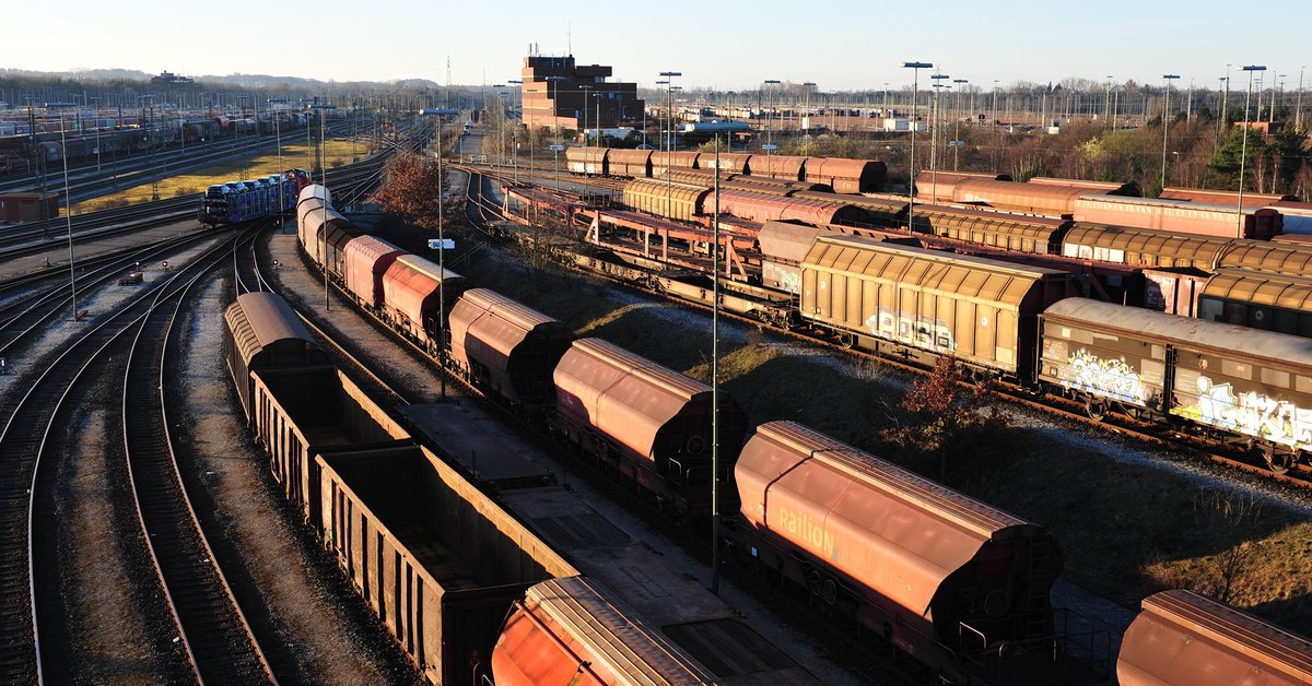 SiemensMobility's tweet photo. By making #rail transport more efficient through #digitalization, we drive #sustainability. How? With the innovative Brake Monitoring System jointly developed with our customer @VTG_AG. More ⤵️