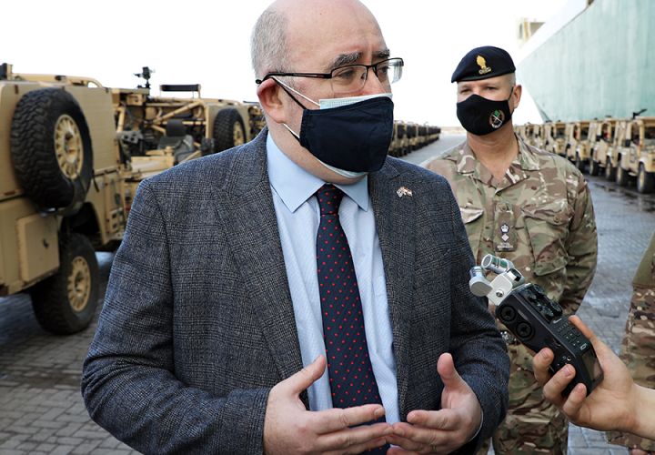LebarmyOfficial's tweet photo. #مجلة_الجيش
القائم بالأعمال البريطاني في لبنان Martin Longden: #الجيش_اللبناني رصيد غير عادي للبنان.
https://t.co/si4IHqZCcm https://t.co/eWT10y2fGS