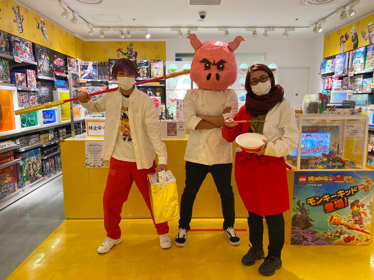 レゴ ジャパン公式 全国のレゴストアでモンキーキッドグリーティングキャンペーン開催中 第3回目のキャラクター は最強の伝説のヒーロー モンキーキング 配布期間は3 26まで モンキーキッド のコスプレをしているスタッフに会えるかも 写真は
