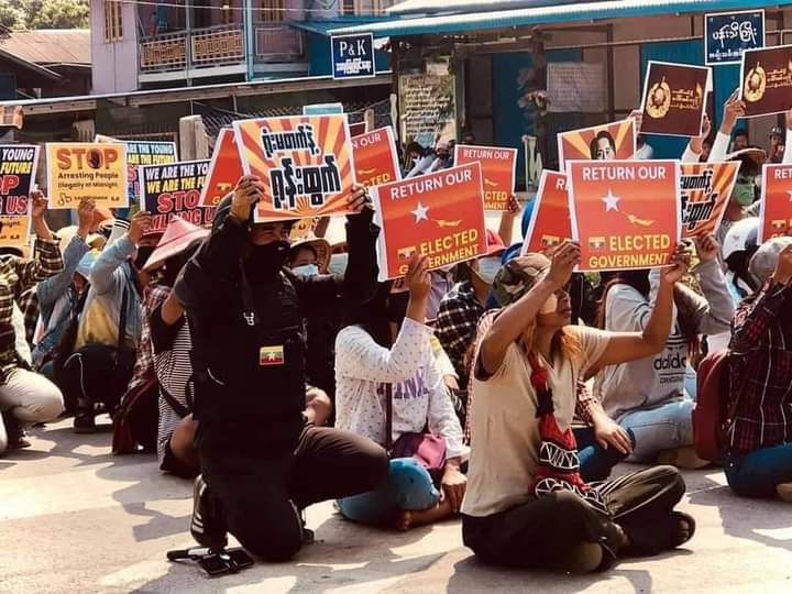B851997's tweet photo. Protest supporting CDM and against military dictatorship in LOIKAW, kayah state.

STRENGTH OF UNITY 
#WhatsHappeningInMyanmar  #Mar22Coup https://t.co/LKNwvuLisb