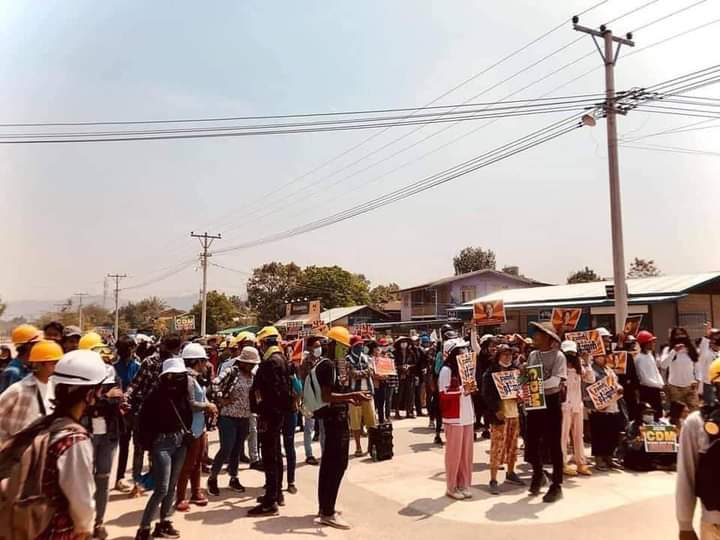 B851997's tweet photo. Protest supporting CDM and against military dictatorship in LOIKAW, kayah state.

STRENGTH OF UNITY 
#WhatsHappeningInMyanmar  #Mar22Coup https://t.co/LKNwvuLisb