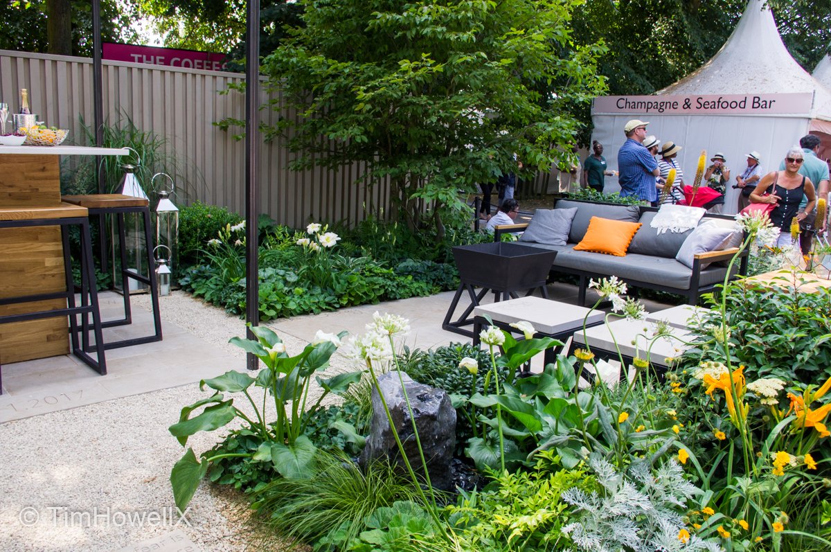 22-#31DaysOfHampton #RHSHampton <a href="/RhiJWilliams/">Rhiannon Williams</a>  2017“Urban Rain Garden” demonstrated clever ideas of how to deal with both excess &amp; sparse rainfall. Then 2018 with the incredibly beautiful &amp; poignant “The Landform Garden Bar”. Both built by <a href="/LandformUK/">Landform</a> materials from <a href="/_LONDONSTONE/">London Stone</a>