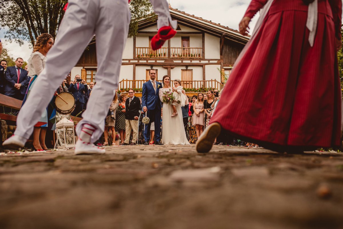 haizuefotograf1's tweet photo. Termina la ceremonia y la lluvía de arroz, vuestros amigos y familiares están esperando para daros una sorpresa, y esta vez.... con forma de baile
#dantzaris #bailetradicional #bodashaizuefotografia #ehese #fotografodebodasbizkaia #fotografobilbao #juntossomosmasfuertes #bride https://t.co/NaFn4kSuHZ