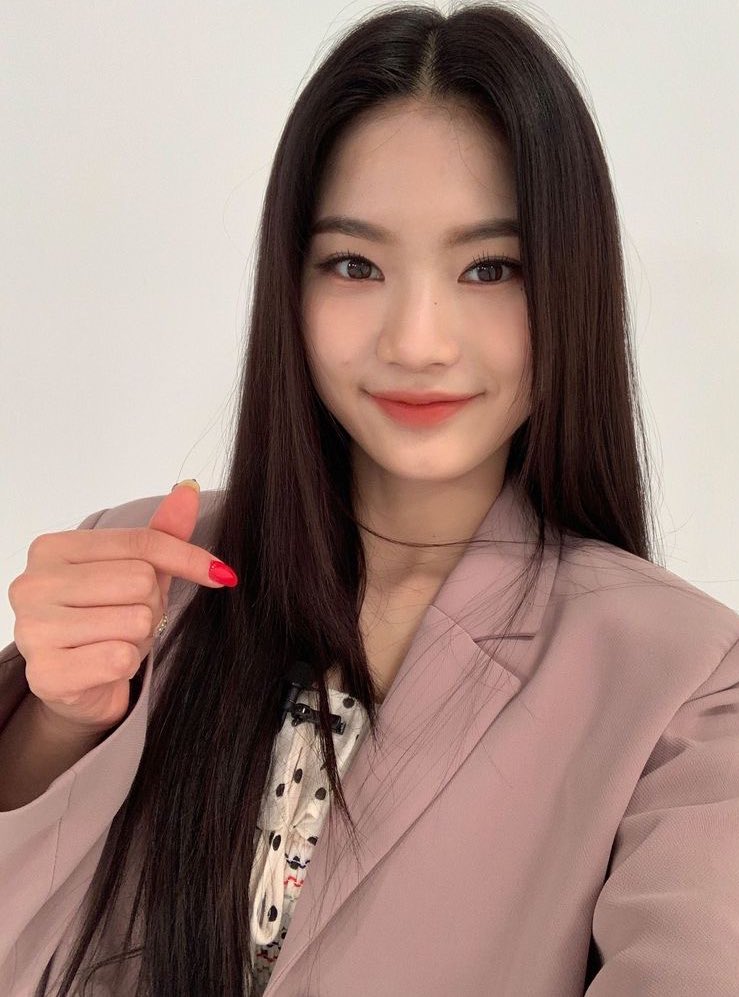 isaapics's tweet photo. the warmest smile ever 🖤 #Isa #아이사 #STAYC https://t.co/HHFLHirBPI