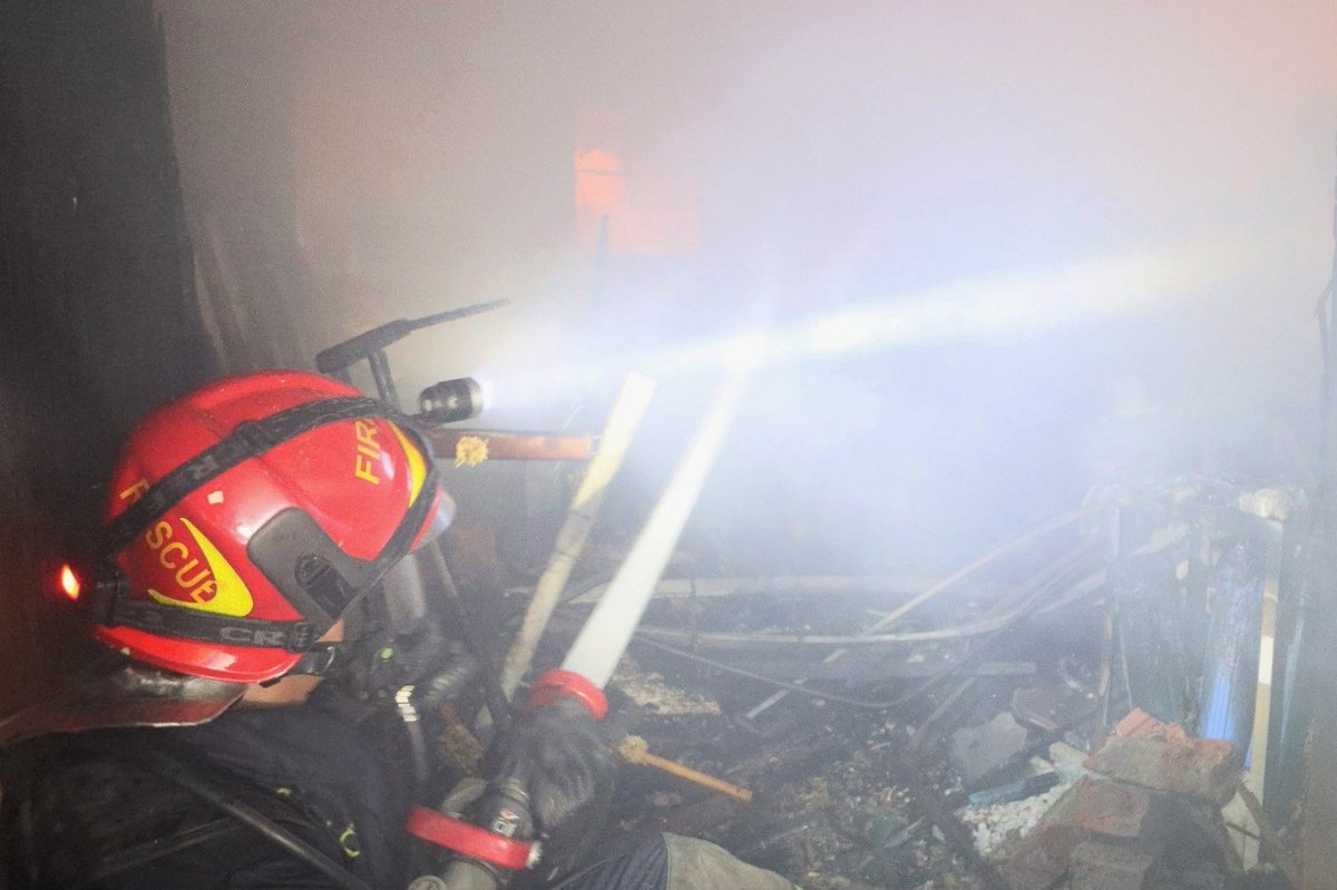 Abdul_Goni_'s tweet photo. Adamjee court one of the oldest commercial building came under fire At this noon. 12 unites Of fire service control the fire after 3 long hours.Dhaka,Bangladesh.
#fair #motijheel #dhaka #Bangladesh #fairservice #abdulhoni #newsfair #faireservicenews #fairphoto #photojournalist https://t.co/XbzXEfuo9R