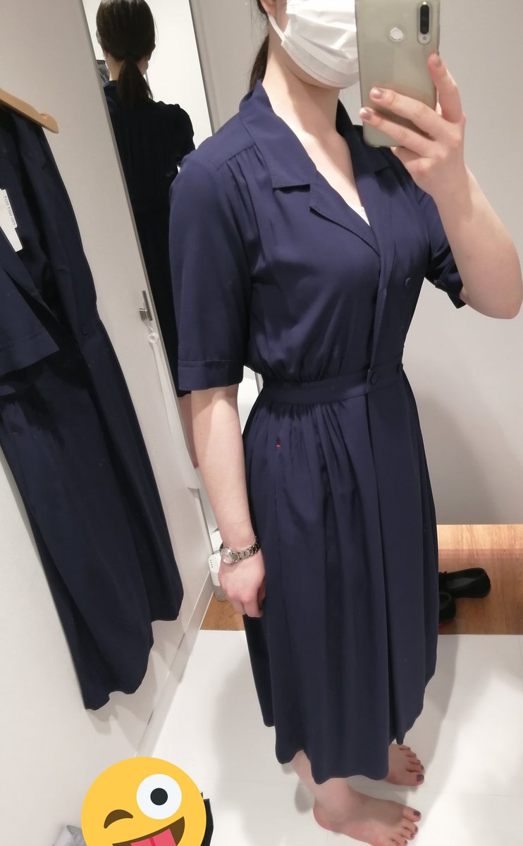 つな ユニクロ レーヨンオープンカラーワンピース Blue Sサイズ レーヨン 素材は上半身が大きく見えがちだから選ばないのだけどこちらはvネック ウエストマーク 縦ギャザーという最近の製品にしては珍しく骨スト向けだったので購入 夏の通勤に良さそう