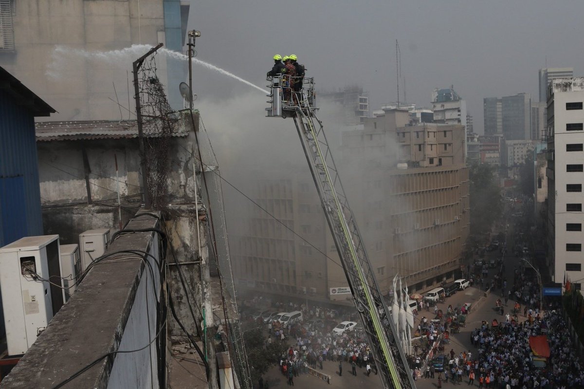 Abdul_Goni_'s tweet photo. Adamjee court one of the oldest commercial building came under fire At this noon. 12 unites Of fire service control the fire after 3 long hours.Dhaka,Bangladesh.
#fair #motijheel #dhaka #Bangladesh #fairservice #abdulhoni #newsfair #faireservicenews #fairphoto #photojournalist https://t.co/XbzXEfuo9R