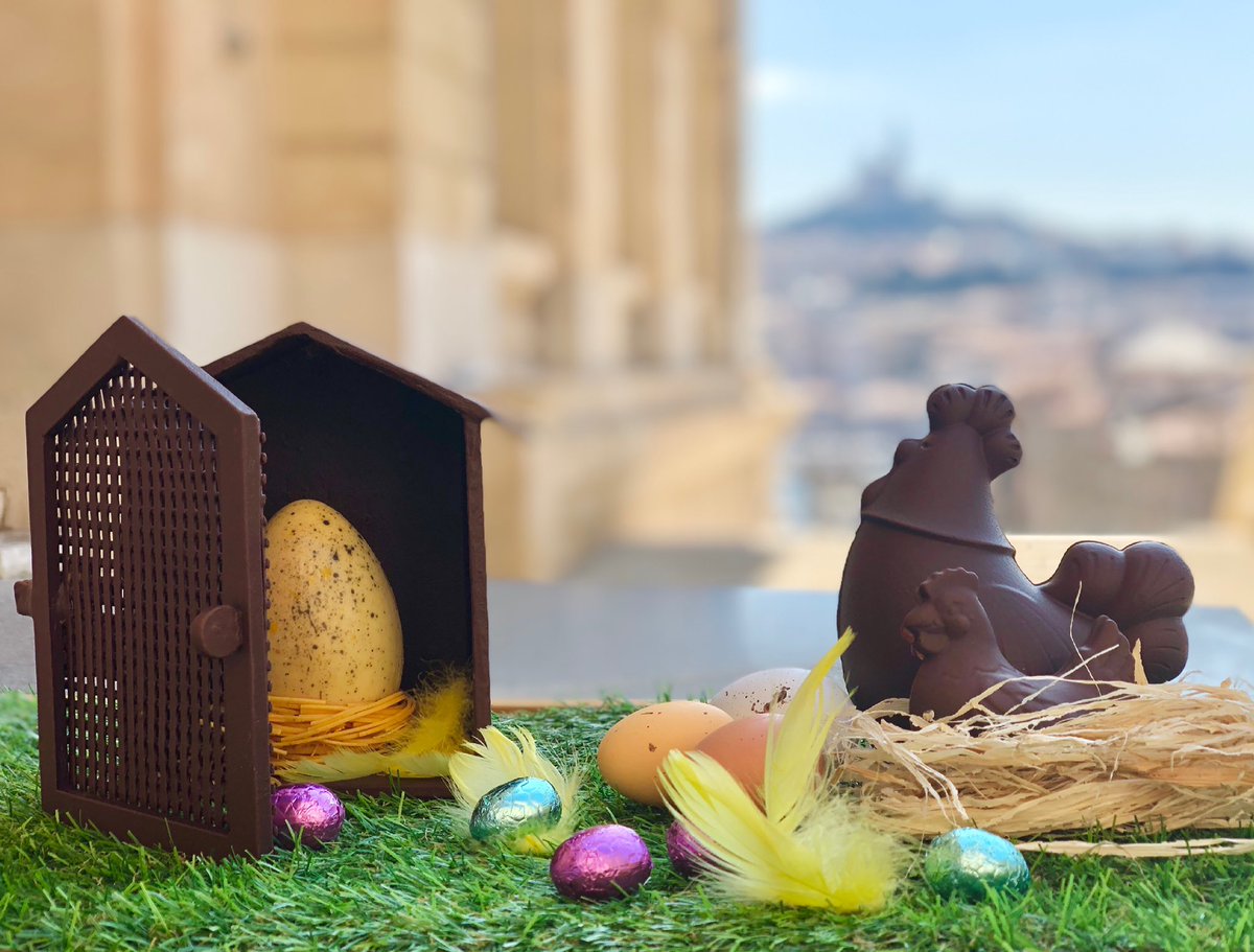 ICMarseille's tweet photo. Notre chef pâtissier et son équipe préparent Pâques...
Vous pourrez très bientôt commander ce poulailler en chocolat Valrhona, dont l’œuf est garni de praliné noisettes et fleur de sel...
Avis aux gourmands, édition limitée!
🐣 🔔 🌿
#icmarseille #paques #spring #chocolat https://t.co/AcDjGg8wX2