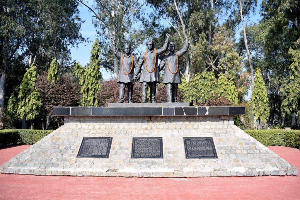 westerncomd_IA's tweet photo. Watch #ShaheedDiwas celebrations live from National Martyrs Memorial Hussianwala on YouTube with effect from 10AM to 10:30AM on 23 Mar 2021 to commemorate the supreme sacrifice of #BhagatSingh #Sukhdev &amp; #Rajguru
Event will be streamed on following link:
https://t.co/jRqkITRyH6 https://t.co/Uzzb6Po8U0