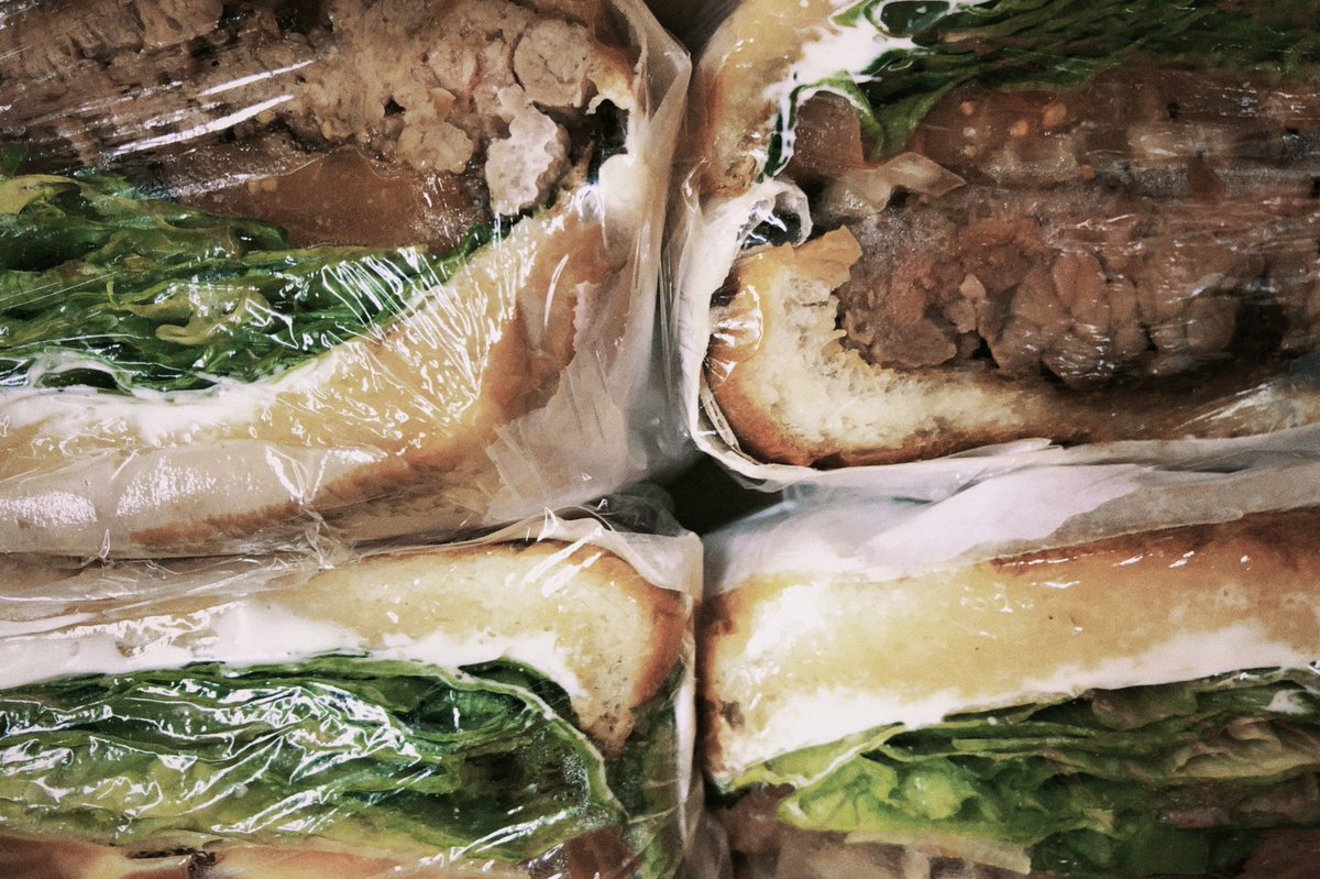 さとるサンバ Satorusamba これ持って 今日のcandyへ 少しでも飲食店 を応援したくて この前 頂いた投げ銭の一部を使って 差し入れを持って行ってます 第一弾として 大好きな 潮見skipper S のハンバーガーを みんなで食べて飲食店を応援しる