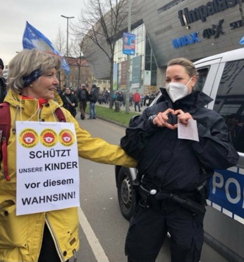 NoAFD_BTW33's tweet photo. Jupps stimme dir zu Eduardt 👍 Das 💓 von #IchBinPolizistin an #Querdenken ist wohl eher ein strukturelles #Polizeiproblem als "nur eine einzelne Person".

Ist es eigentlich "Zufall", dass das Foto vor einem Wahlplakat der #NoAfD entstanden ist 🤔 nur mal so am Rande bemerkt. https://t.co/NrJ1cRhaZm