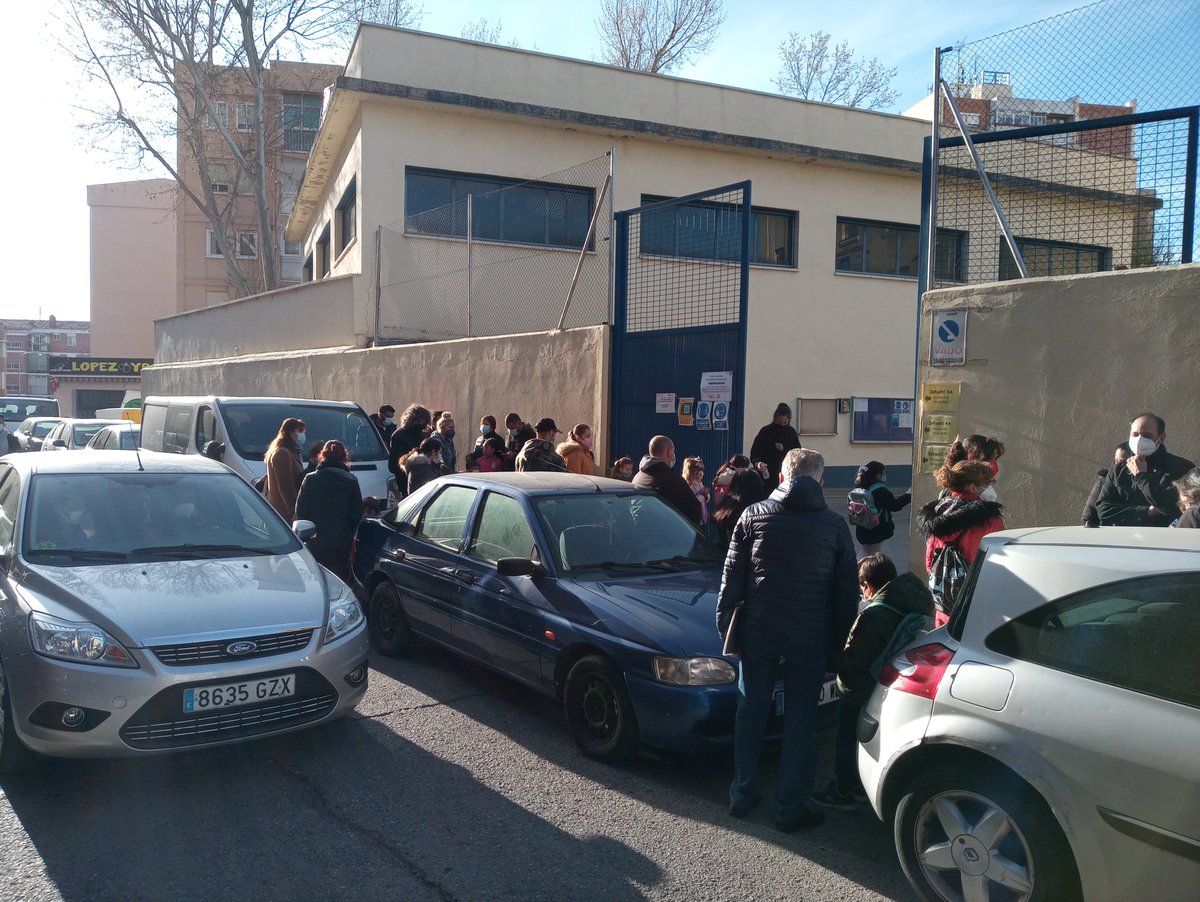 AmpaAlas's tweet photo. 22 marzo, aún estamos así. Familias de un solo curso de Primaria, agolpadas, vado okupado, PEGADAS unas a otras... En 10 mins, otro turno, otro contagio o atropello ¿Dónde está la gestión municipal? @AngelNinoQ @AdriECs @mbego73 @CsCiudadLineal @JMDCiudadLineal @larubiadeteleco https://t.co/noRBeW7vUq