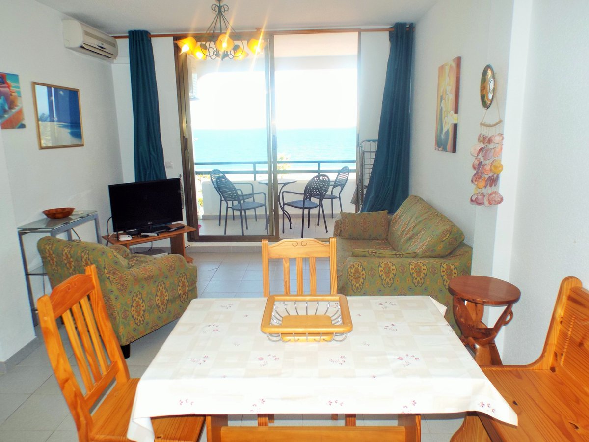 blueseavillas's tweet photo. REDUCED in price / Precio REDUCIDO!
ONLY/SOLO 119.500€
BSV-1151 MOJACAR PLAYA
Front line 2 bed, 1 bath apartment, just  a short walk from the promenade.  
Un apartamento en primer liñea, de 2 dormitorios, 1 cuarto de baño, y solo unos pasos al promenade.
https://t.co/VlbKLAstnE https://t.co/gpqKLI4nER