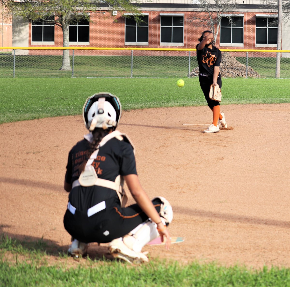 pgcamps's tweet photo. A short bullpen for a few ballers before defensive &amp; offensive sessions....@CaraPitman @Lexie_Warncke @Avaher_2005 @Samya07Jones https://t.co/Q7qClSzudW