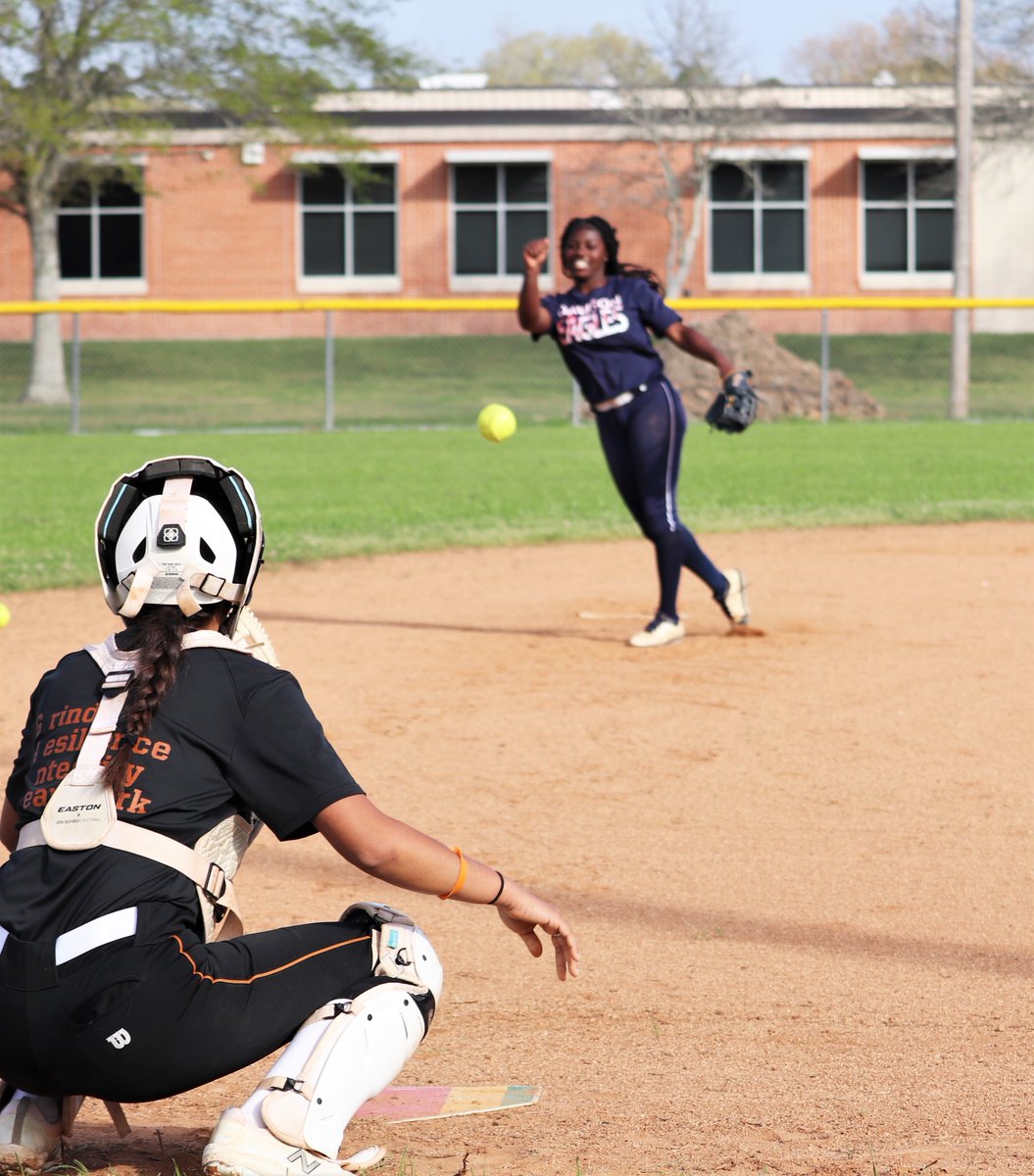 pgcamps's tweet photo. A short bullpen for a few ballers before defensive &amp; offensive sessions....@CaraPitman @Lexie_Warncke @Avaher_2005 @Samya07Jones https://t.co/Q7qClSzudW