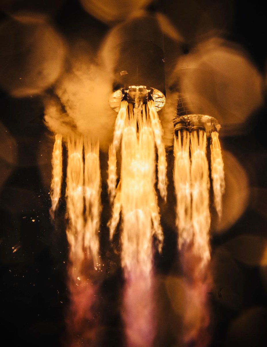 FronteraSpacial's tweet photo. Las mejores imágenes📸 del lanzamiento de la misión #CAS500 a bordo de un cohete #Soyuz 2.1a🚀 desde el cosmódromo de Baikonur.
A bordo iban dos satélites hispanos: #ArduiQube🇦🇷 y #Enxaneta🇪🇸 https://t.co/a2SWnSbOPq