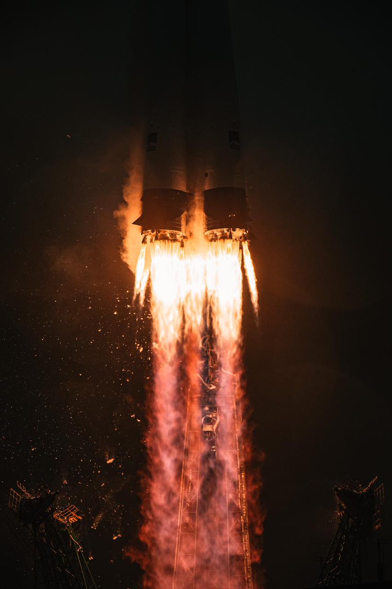 FronteraSpacial's tweet photo. Las mejores imágenes📸 del lanzamiento de la misión #CAS500 a bordo de un cohete #Soyuz 2.1a🚀 desde el cosmódromo de Baikonur.
A bordo iban dos satélites hispanos: #ArduiQube🇦🇷 y #Enxaneta🇪🇸 https://t.co/a2SWnSbOPq