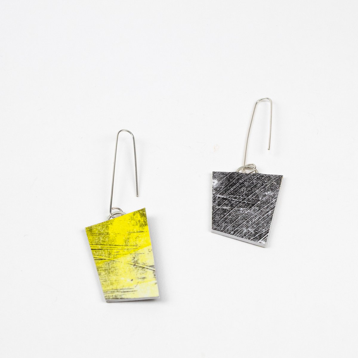 CAAGallery's tweet photo. Our Object of the Week are these Landscape Fragment Earrings by Gill Forsbrook, silver and paper, £115.
Find out more and buy online: https://t.co/Ak7mO4qMun
#CAAObjectOfTheWeek #ContemporaryAppliedArts #GillForsbrook #HereForCulture https://t.co/uYY5WgFqxX