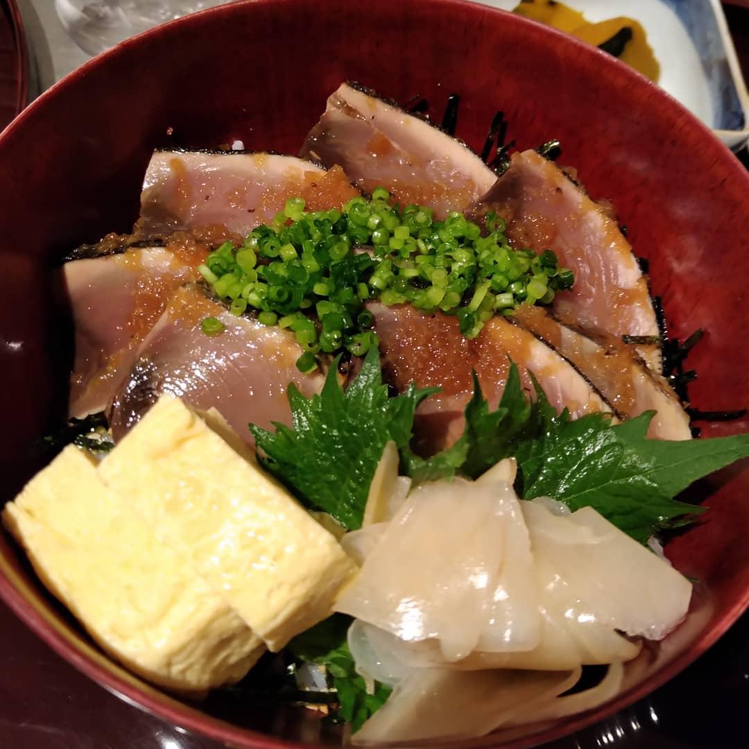sumikappokitano's tweet photo. 皆さま、本日もご来店ありがとうございます。

明日03/23火曜ランチ
さくらます柚庵焼き
ほっけ一夜干し
さつきポーク
野菜１０種
フィシュハンバーグ

それと、写真の初がつお丼です!
表面を軽く炭火で炙って香ばしくして、自家製のポン酢で和えて丼にしています。 https://t.co/WBR9ER5B1t