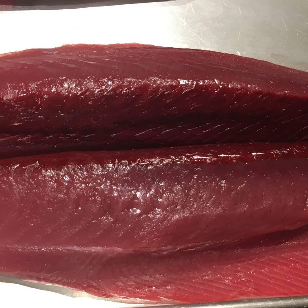 sumikappokitano's tweet photo. 皆さま、本日もご来店ありがとうございます。

明日03/23火曜ランチ
さくらます柚庵焼き
ほっけ一夜干し
さつきポーク
野菜１０種
フィシュハンバーグ

それと、写真の初がつお丼です!
表面を軽く炭火で炙って香ばしくして、自家製のポン酢で和えて丼にしています。 https://t.co/WBR9ER5B1t