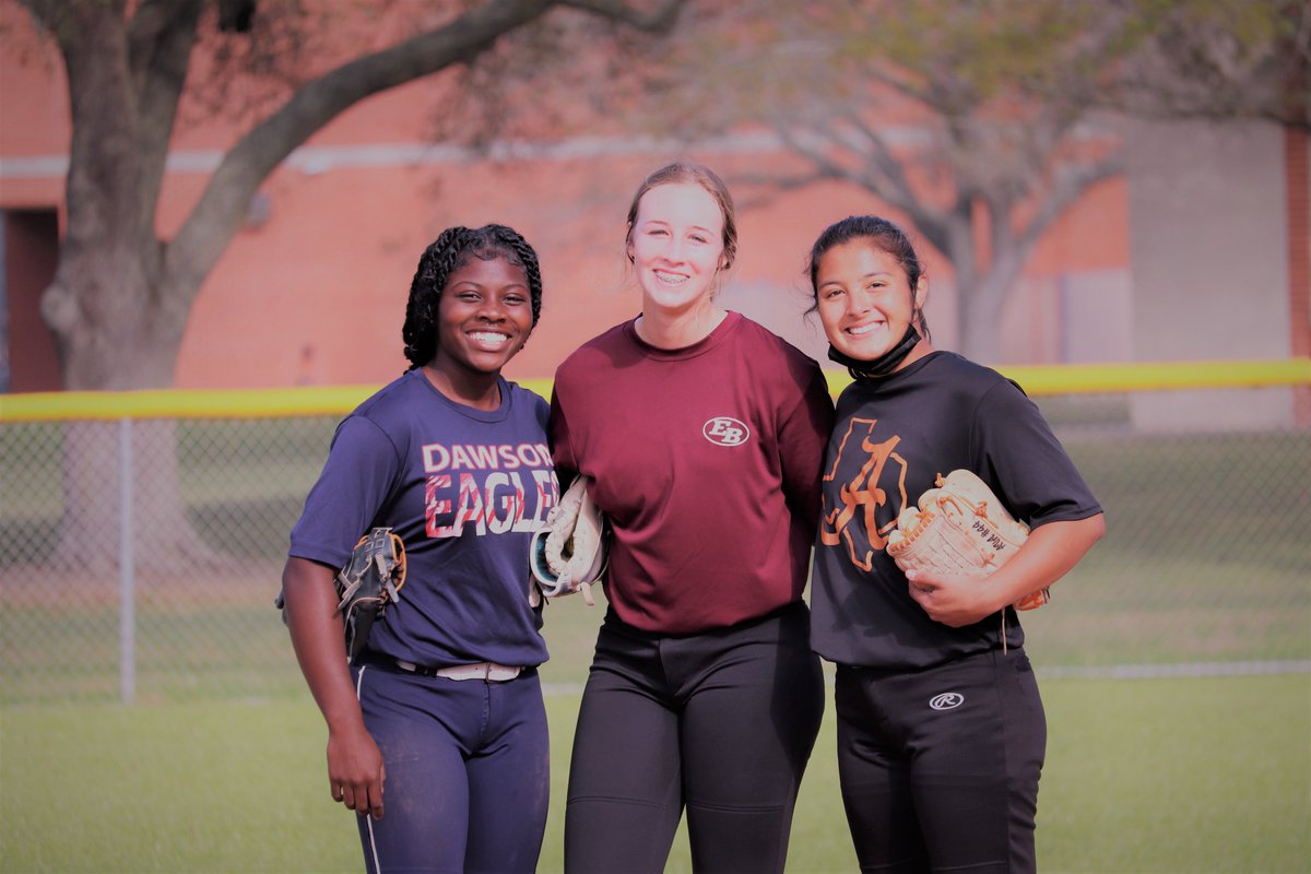 pgcamps's tweet photo. They were usually unaware of the camera at Camp, but sometimes they were 🙂.  Is the two fingers a universal teenager pose these days??  @Lexie_Warncke @Avaher_2005 @Samya07Jones @dommm_3 @CLarry21 https://t.co/lAnEUn0NF6
