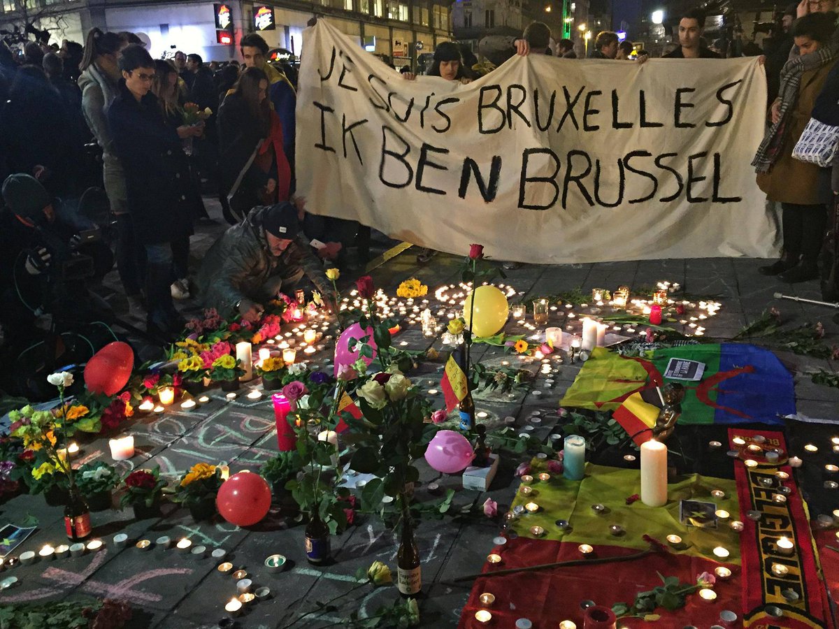 nathaliedb's tweet photo. Exact 5 jaar geleden. 

Ik stond op de set van #de16, vlakbij de Wetstraat in Brussel. Ik had een hele dag gewerkt en bericht over de aanslagen, zonder écht stil te staan bij wat er gebeurd was. Gewoon een hele dag rushen. Voor mij kwam het besef pas 's avonds. 1/ https://t.co/5GGebrZxkk